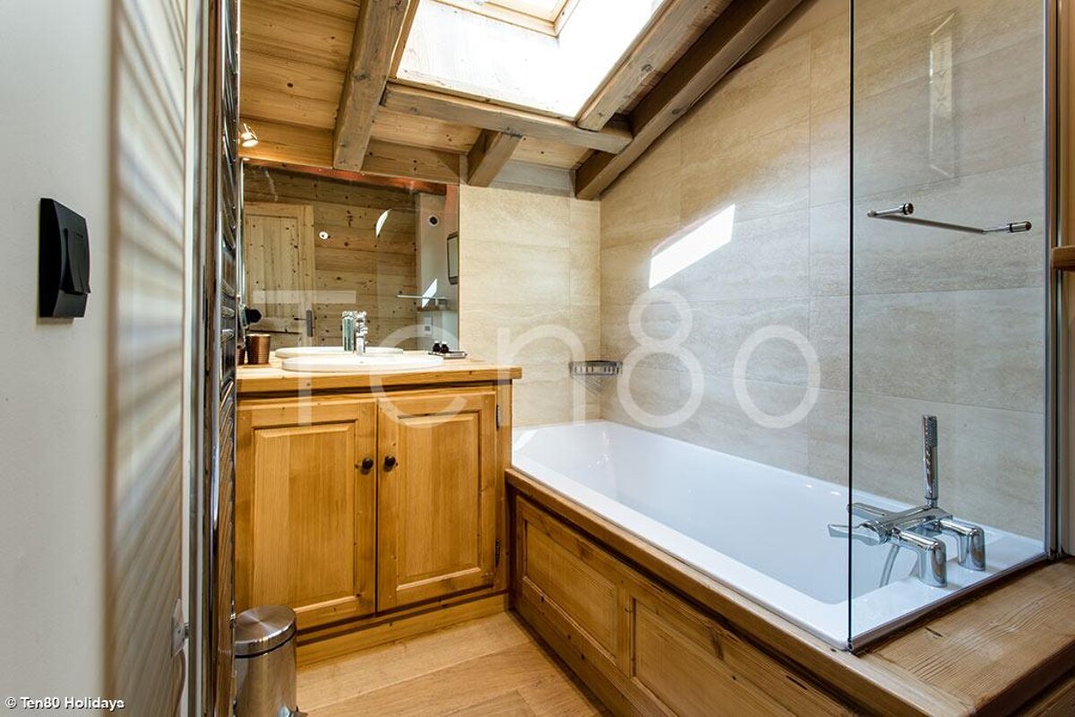 A bathroom with the number 80 on the wall