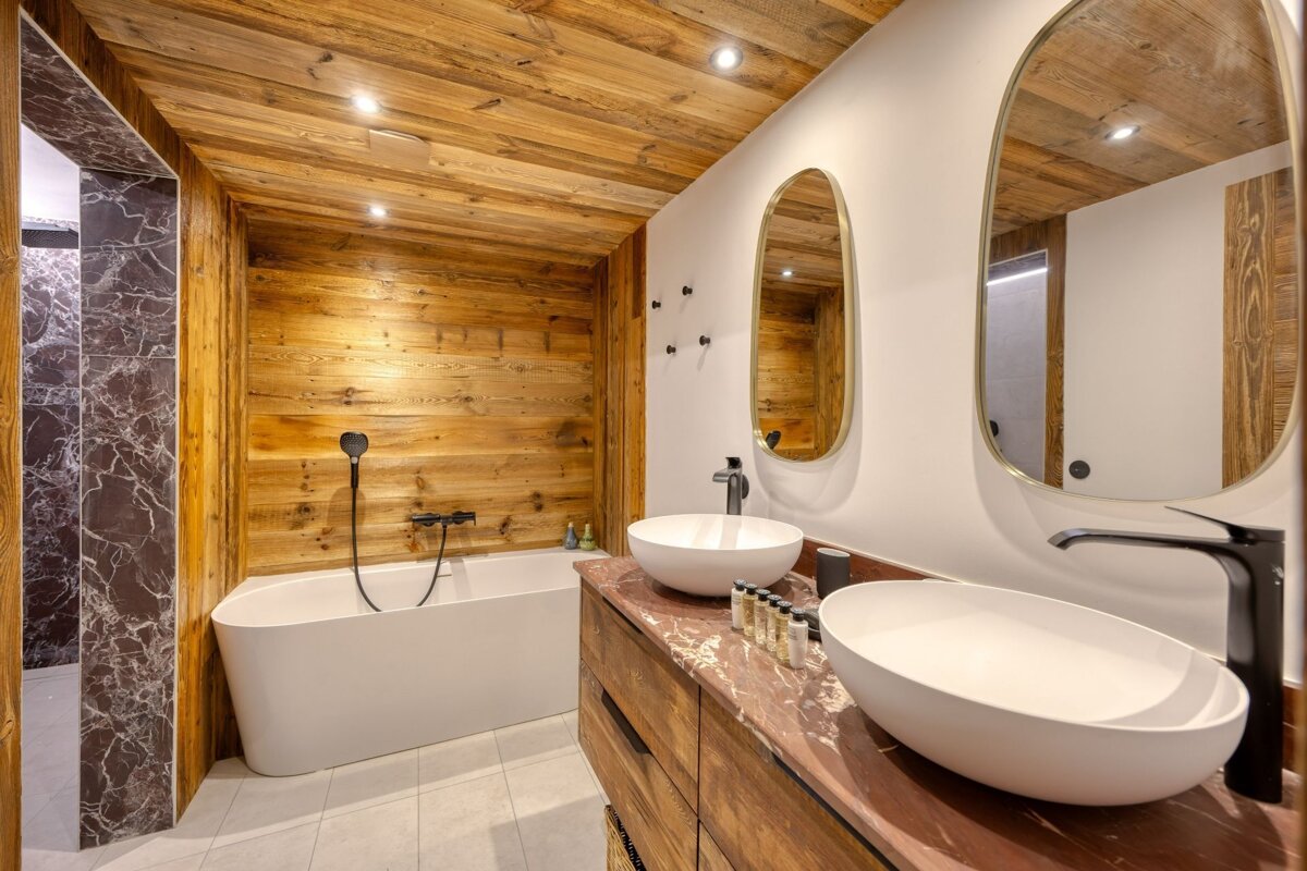 A bathroom with two sinks and a bathtub