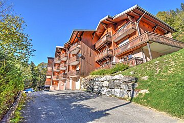 A large building with a green sign that says l' agence du tourisme