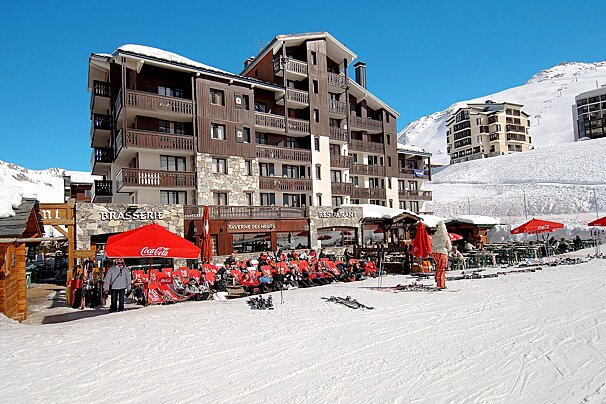 A coca cola tent sits in front of a restaurant