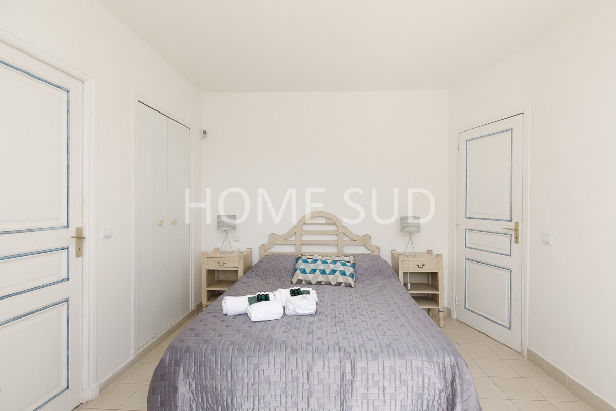 A bedroom with a bed and a sign that says home sud