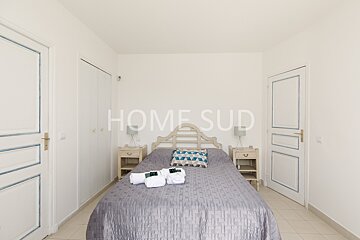 A bedroom with a bed and a sign that says home sud