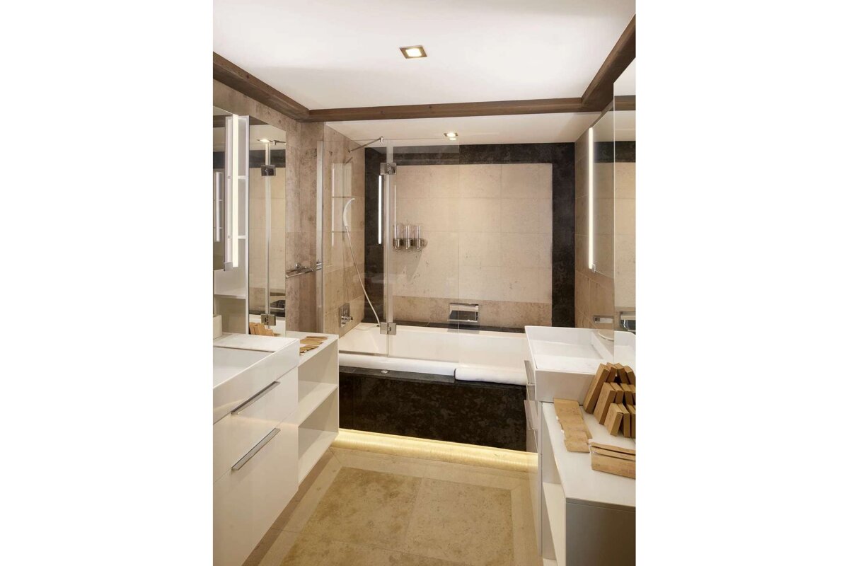 A bathroom with two sinks and a bathtub