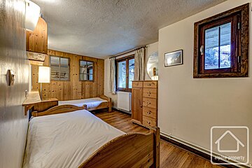 A bedroom with two beds and a sign that says alpine property