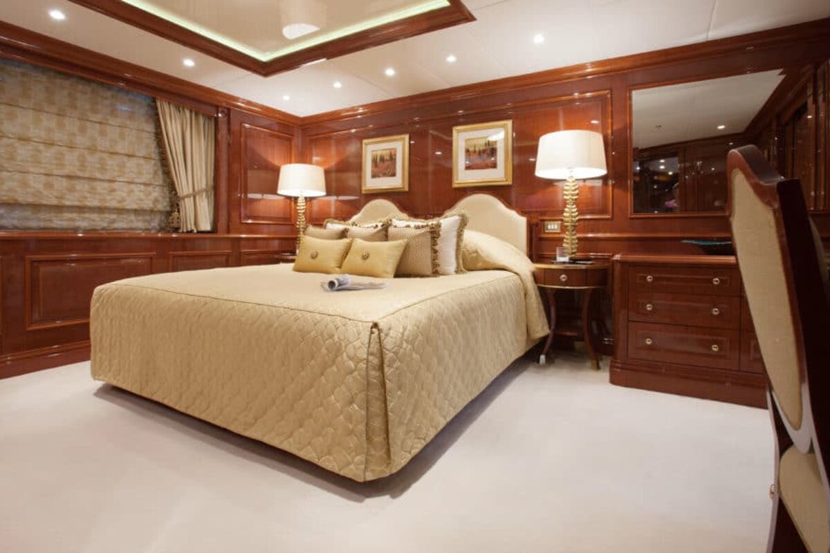 A bedroom with a large bed and two lamps