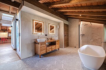 A bathroom with two sinks and a bathtub