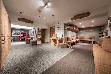 A room with a couch and a sign that says ' ski lodge ' on it