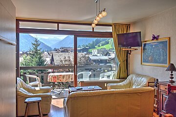 A living room with a view of the mountains