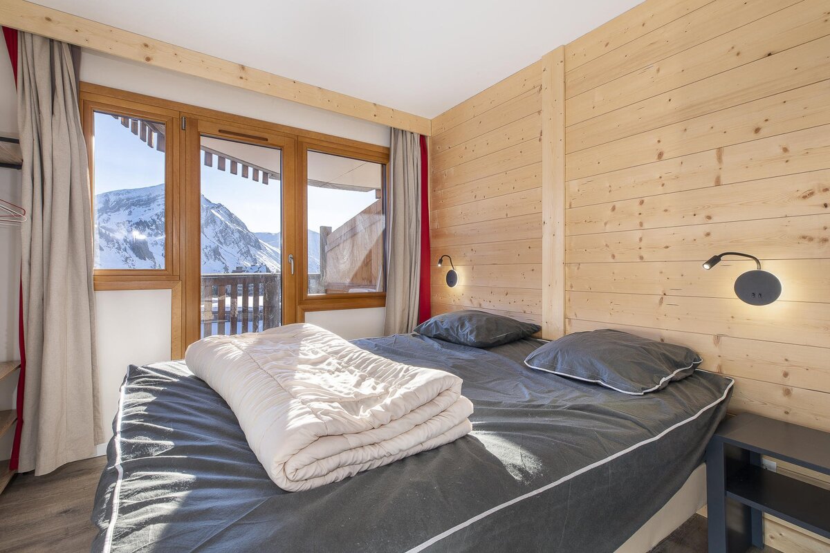 A bed with two pillows and a blanket on it