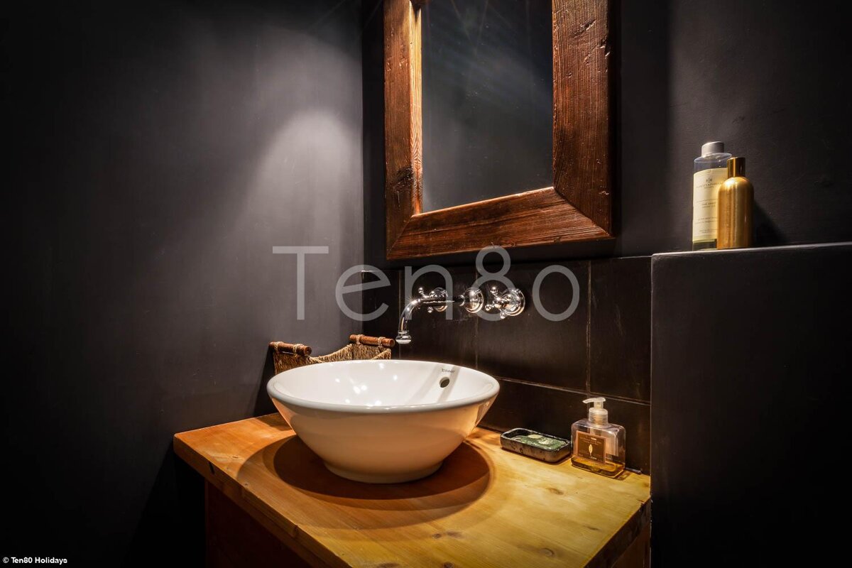 A bathroom with a sink and a mirror that says ten80