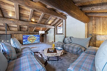 A living room with a tv that says wb on it
