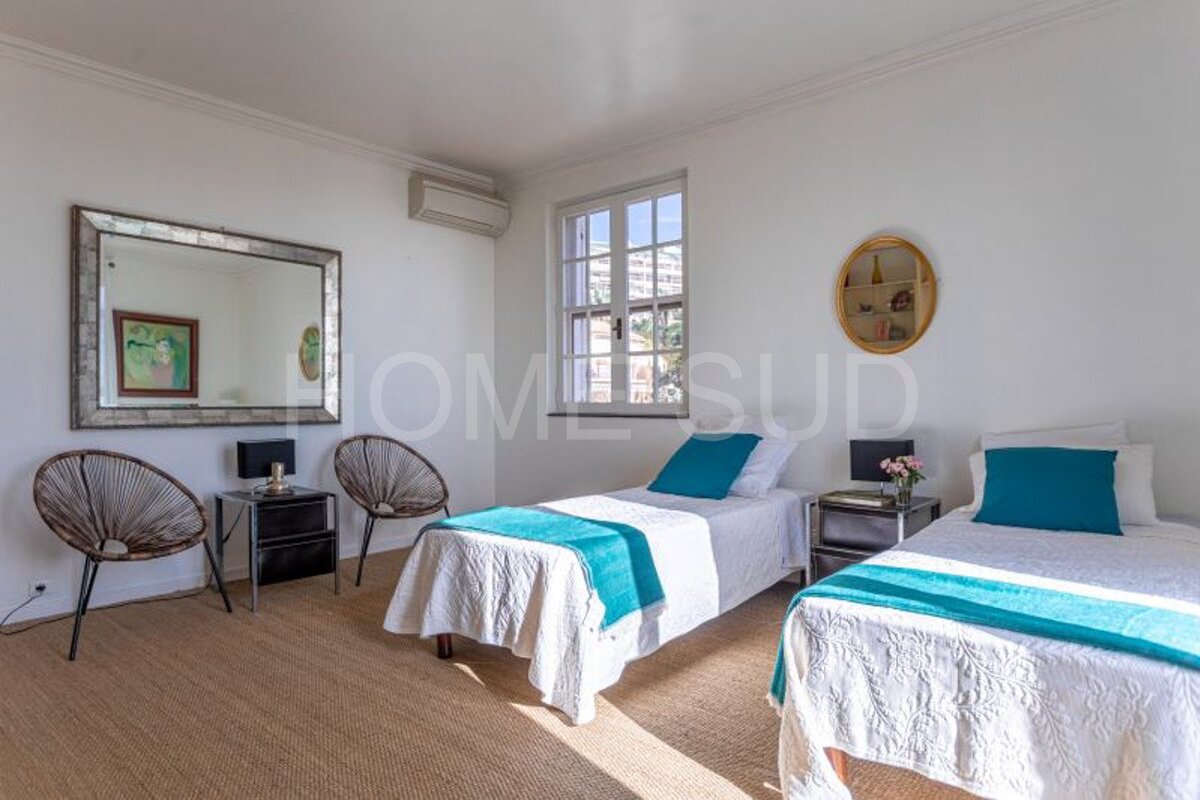 A bedroom with two beds and a mirror that says home sud