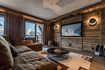 A living room with a flat screen tv on the wall