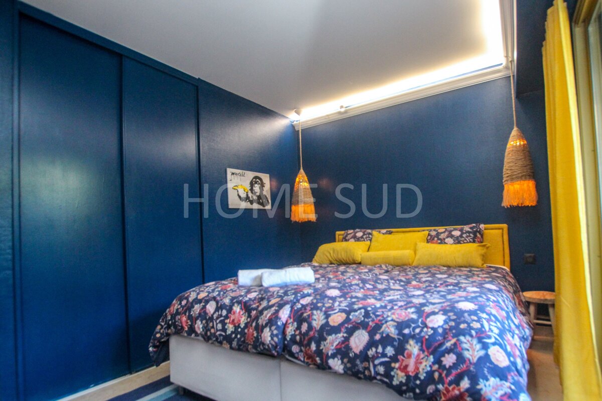 A bedroom with a bed and a sign that says home sud