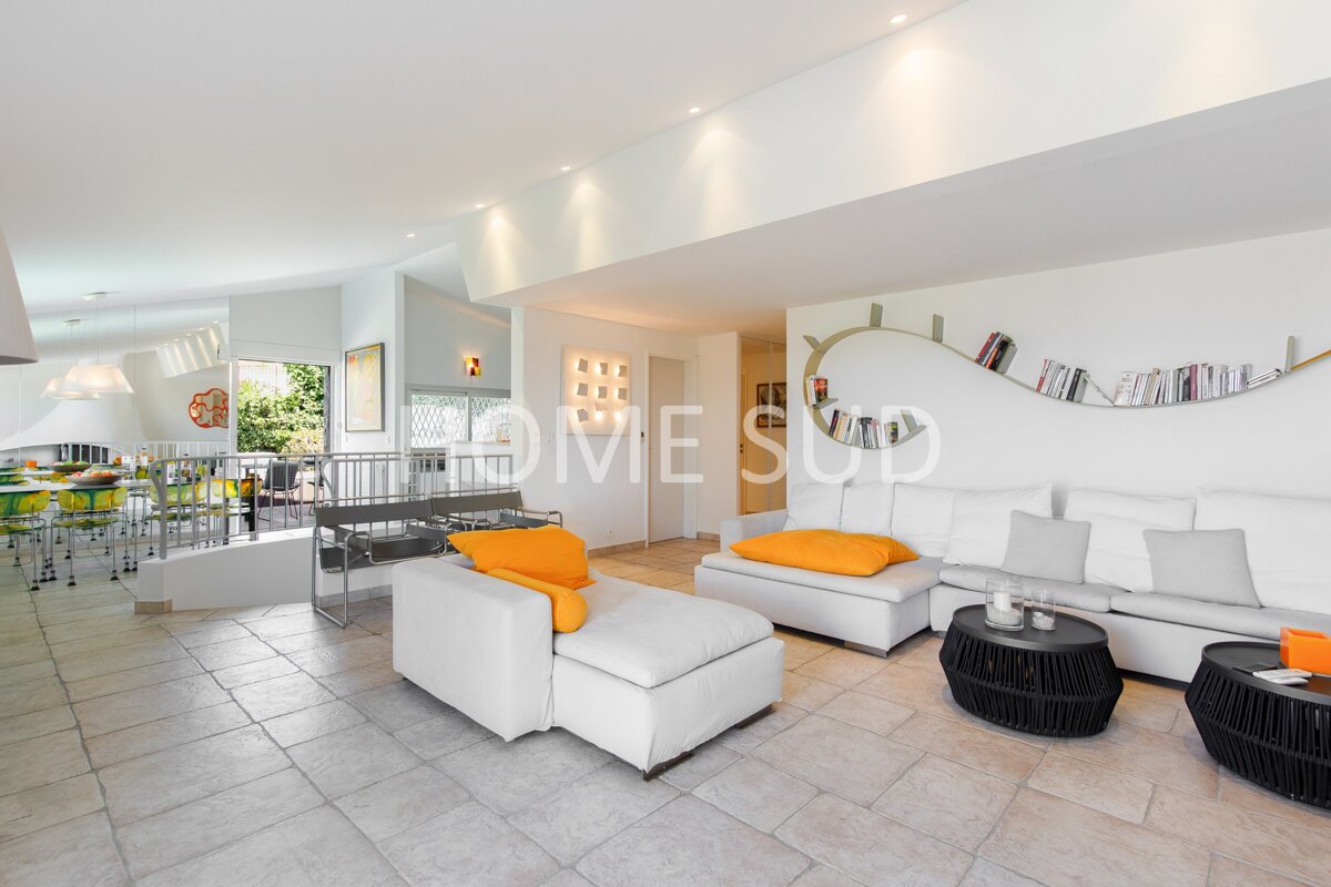 A living room with a bookshelf that says home sud on it