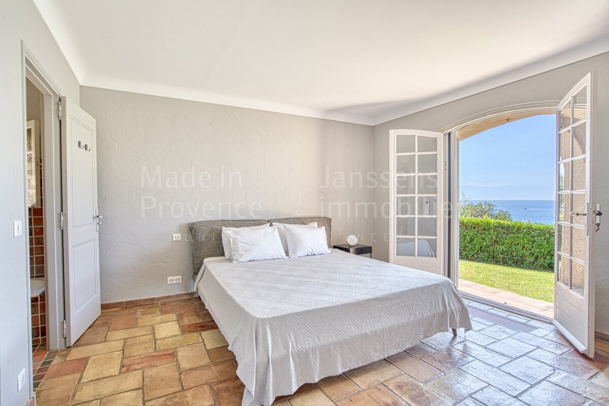 A bedroom with the words made in provence on the wall