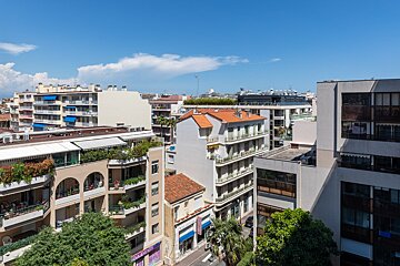 A building with a sign that says ' boutique ' on it