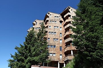 A tall building with a blue sky in the background