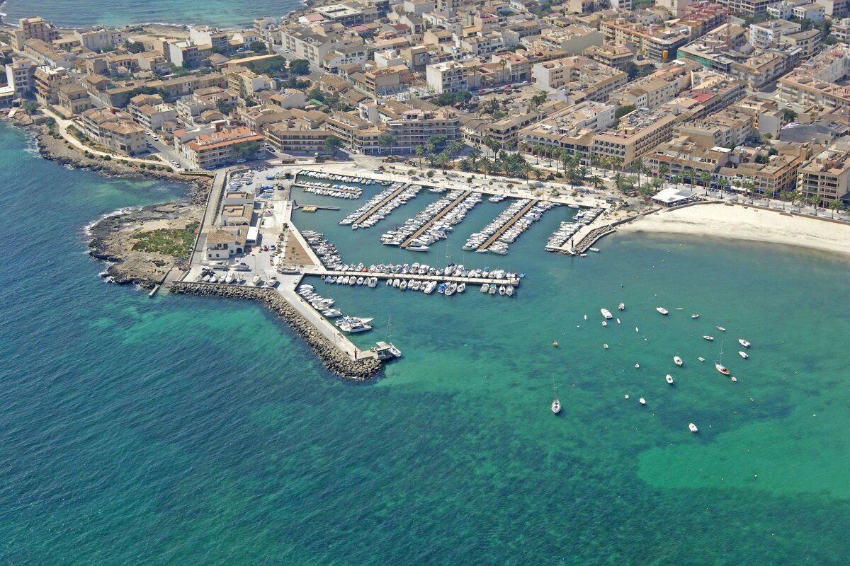 An aerial view of a marina with many boats in it