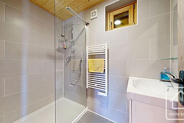 A bathroom with the word alpine on the bottom