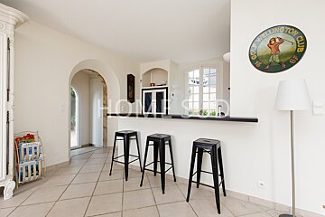 A sign on a wall that says golf wellington club