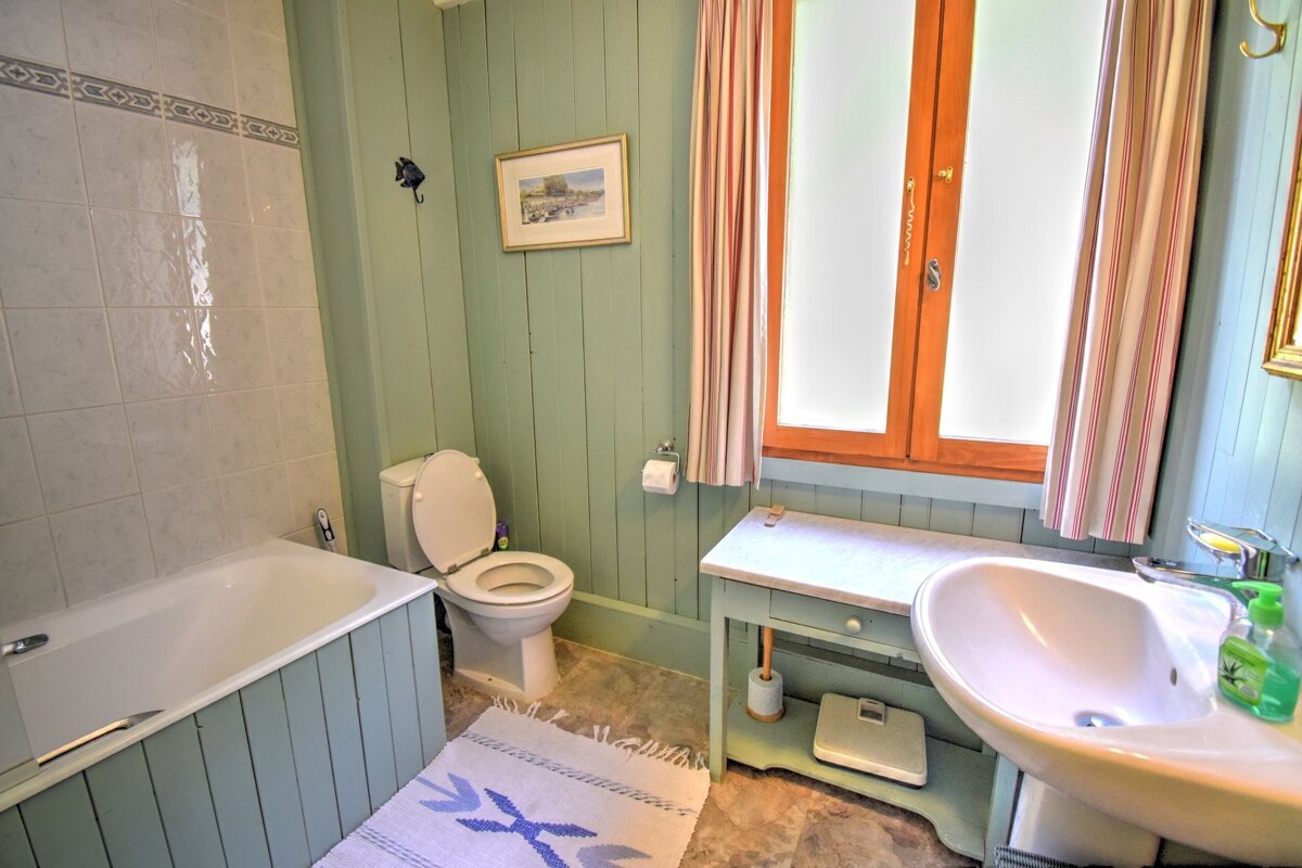 A bathroom with a toilet sink and bathtub