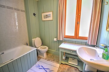 A bathroom with a toilet sink and bathtub