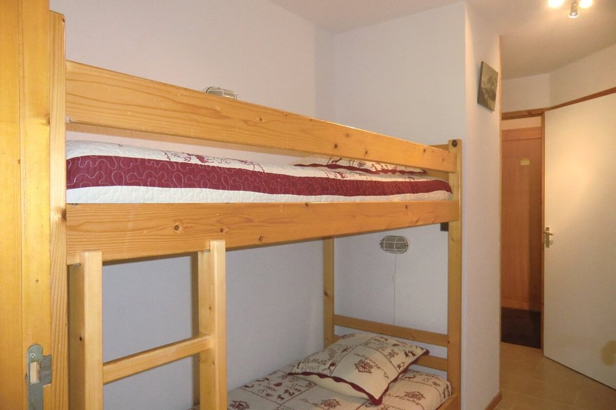 A bunk bed with a pillow that says ' montagne ' on it