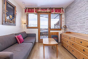 A living room with a couch and a table and a sign that says bienvenue