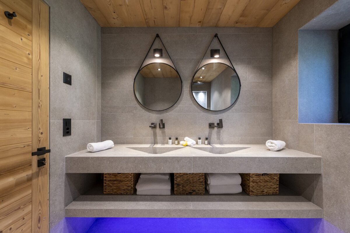 A bathroom with two sinks and two mirrors