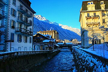 A river running through a snowy town with a sign that says d483