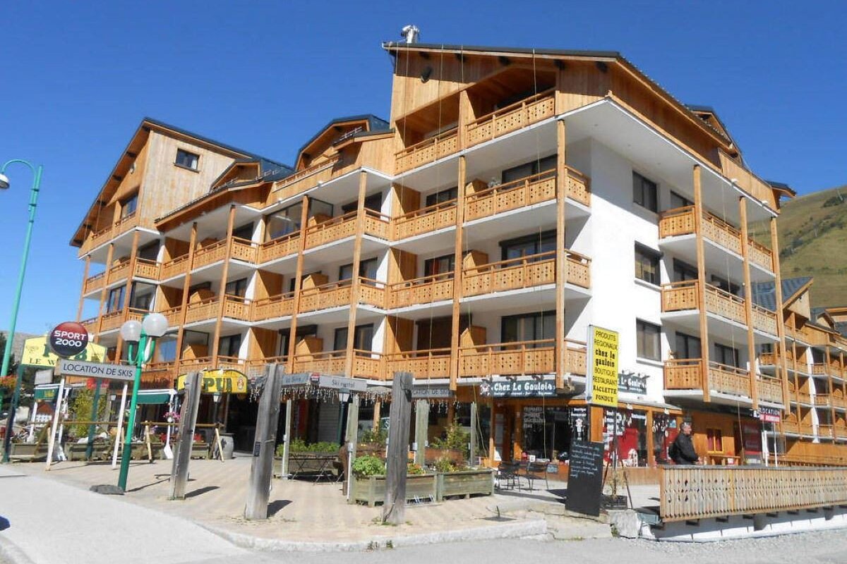 A large building with a sign that says sport zoo