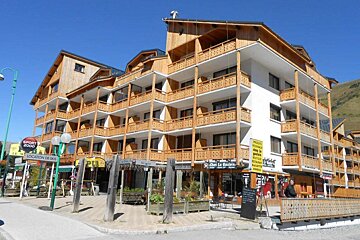 A large building with a sign that says sport zoo