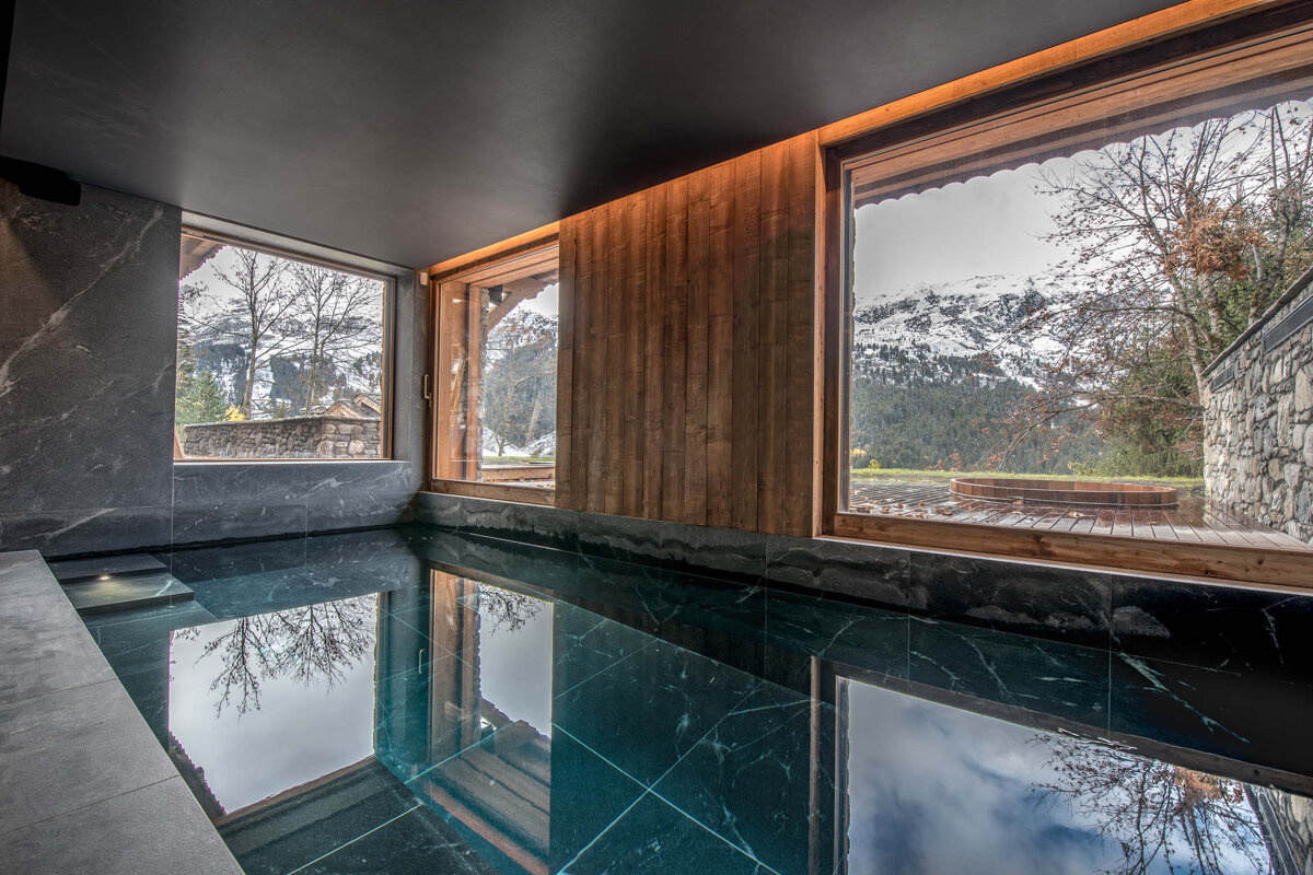 A large swimming pool with a view of the mountains