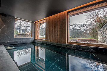 A large swimming pool with a view of the mountains