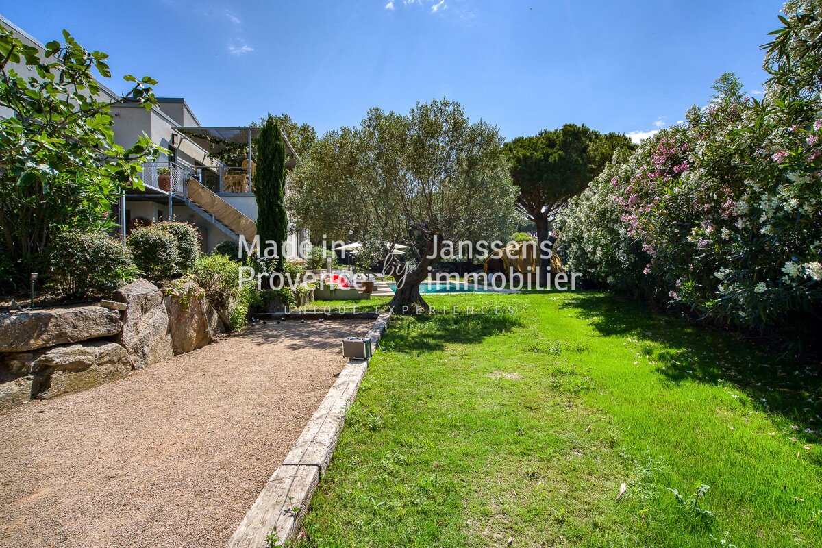 A picture of a garden with the words made in janssens provence written on it