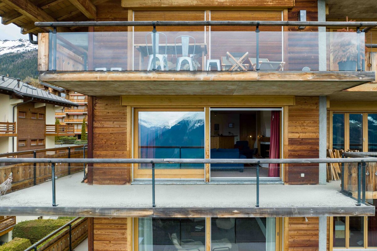 A balcony with a view of the mountains behind it