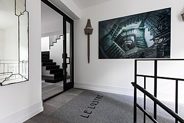 A doorway with a rug that says le lustre on it