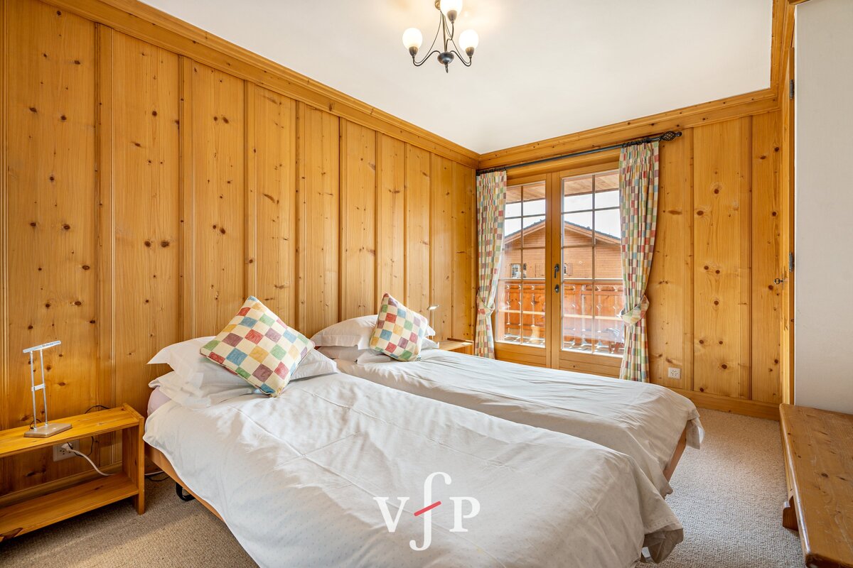 A bedroom with two beds and a sign that says vjp