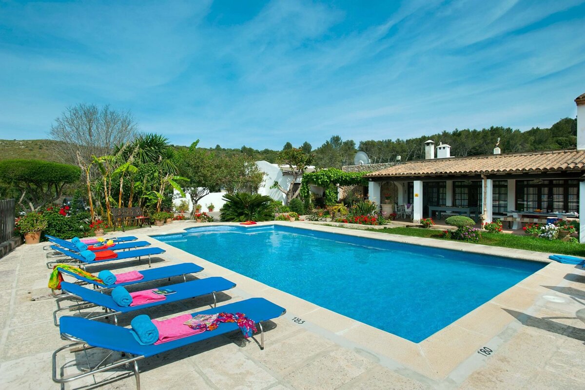 A large swimming pool with the number 100 on the edge