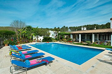 A large swimming pool with the number 100 on the edge