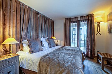 A room with a sign that says ski on it