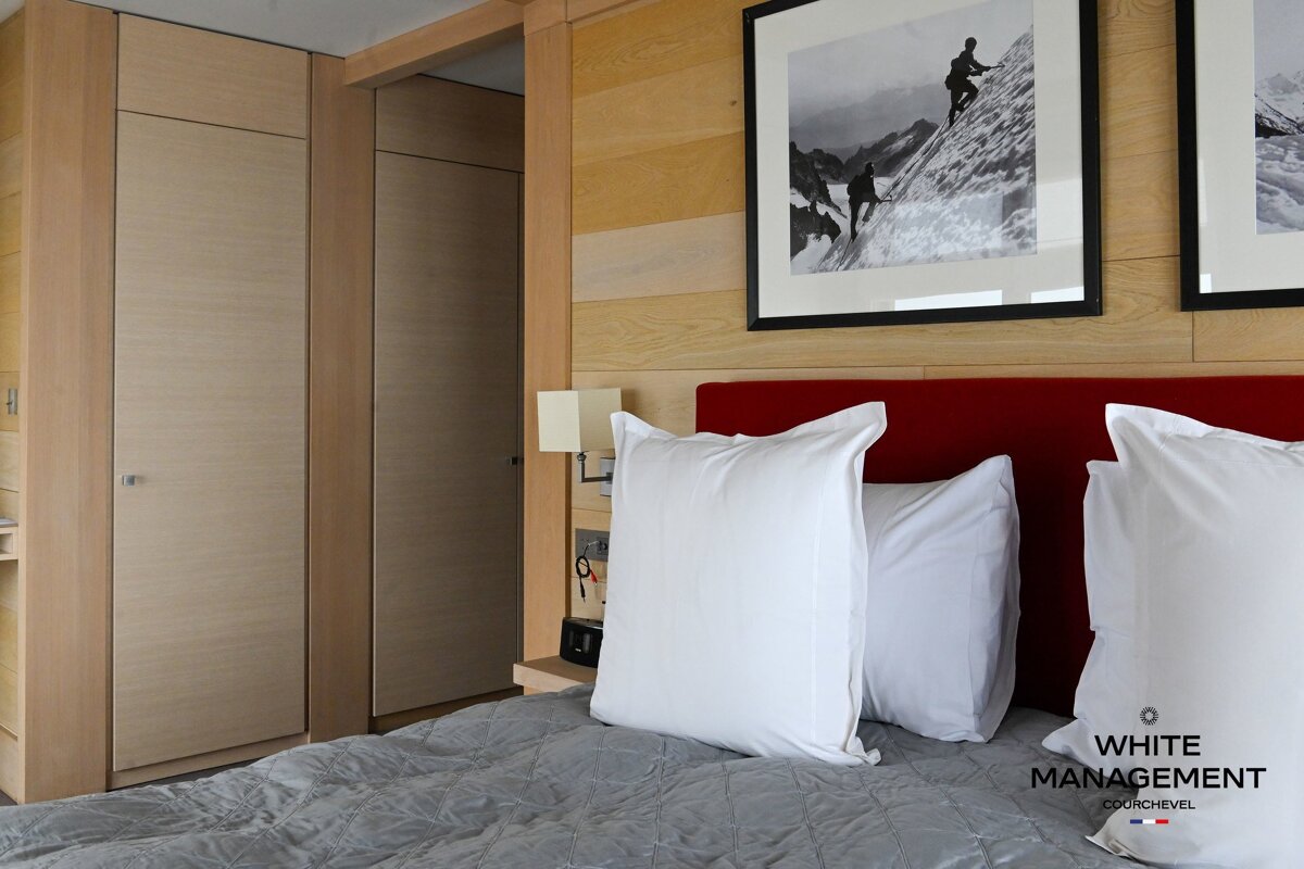 A hallway with a picture on the wall that says rental designer