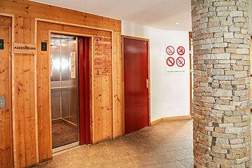 An elevator with a sign that says ascenseurs on it
