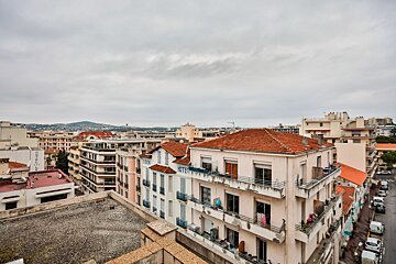 A building with the word hotel on it