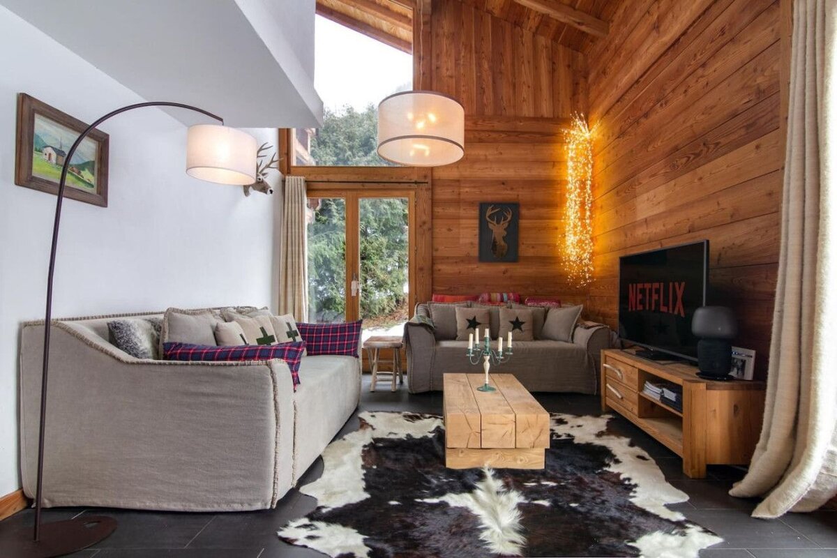 A living room with a couch and a tv that says netflix