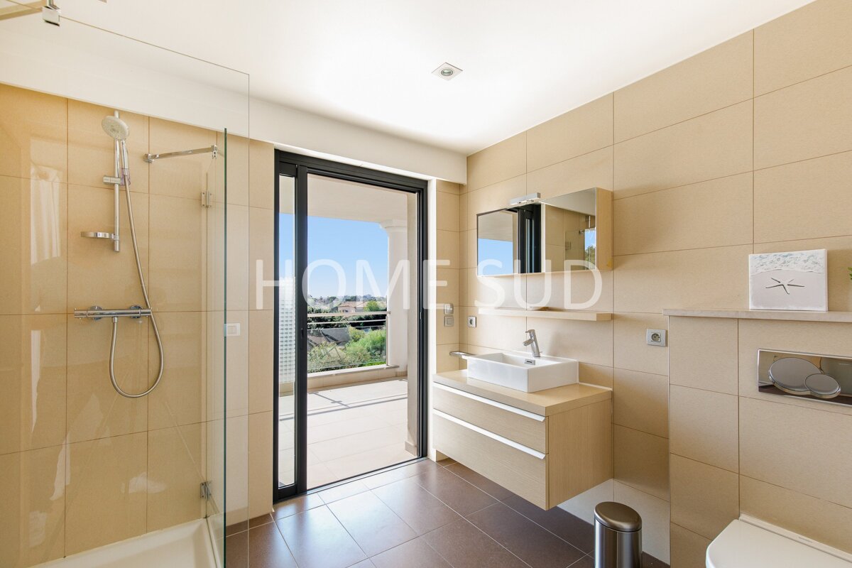 A bathroom with a sign that says home sud on it