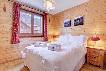 A bedroom with a bed and a sign that says levant