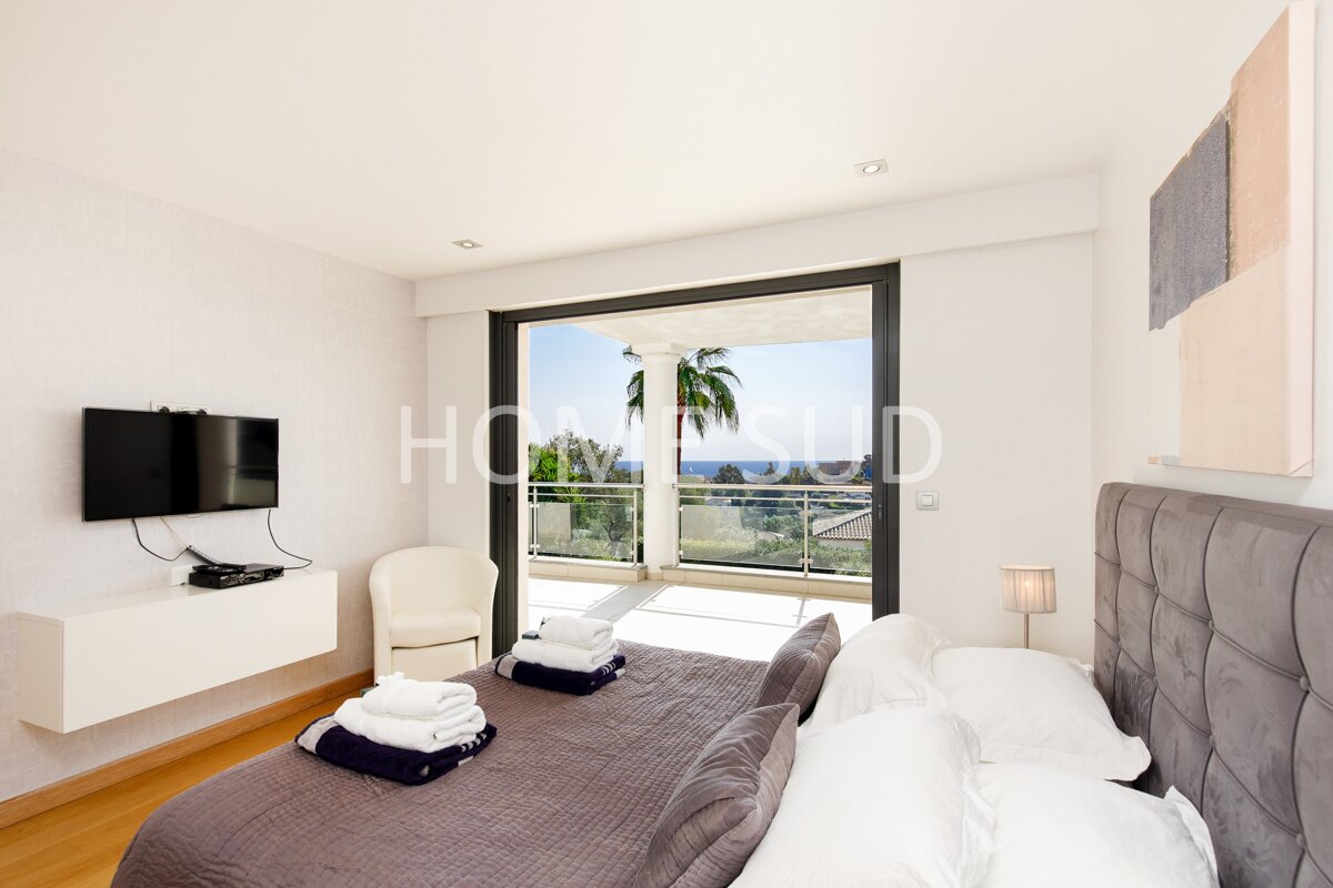 A bedroom with a sliding glass door that says home sud