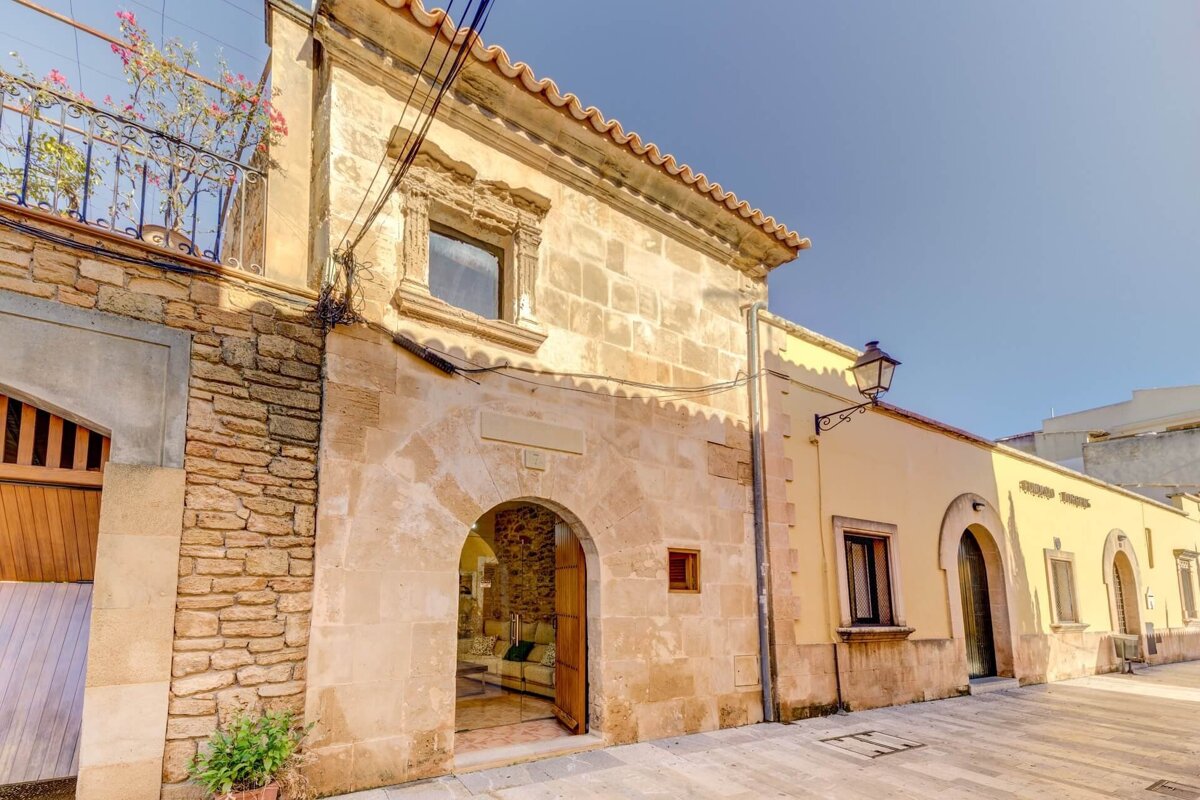 A building with a plaque on it that says ' a ' on it